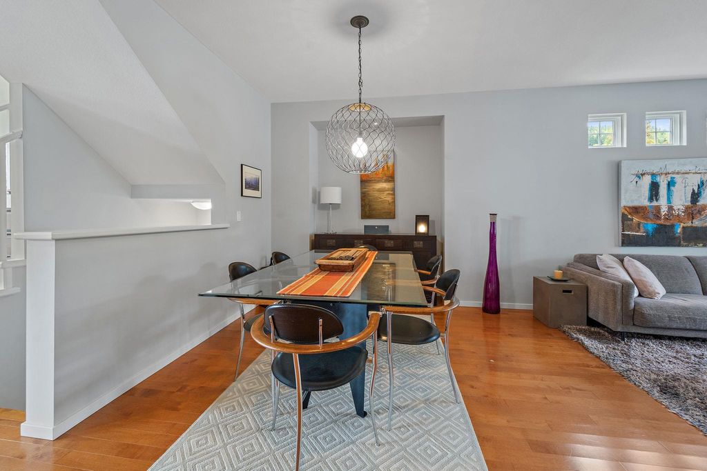 listing image 1102452015876279720