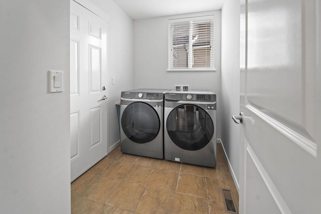 listing image 1109487550602152599
