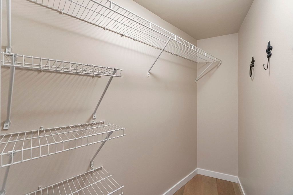 listing image 1104324233477305581