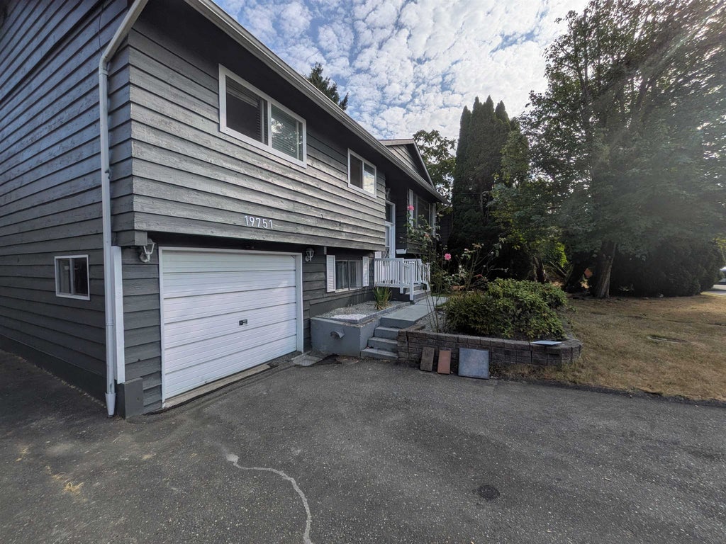 Photo of 19751 54a Avenue, Langley, BC V3A 3W4 (MLS # R3160151)