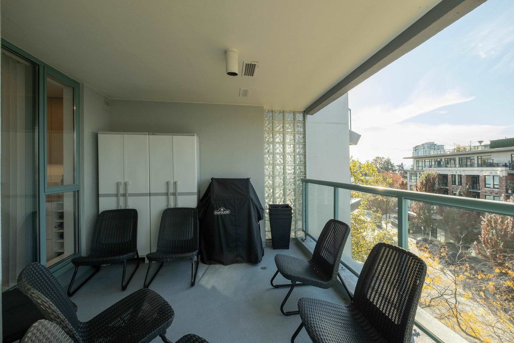 listing image 1106123471875141328