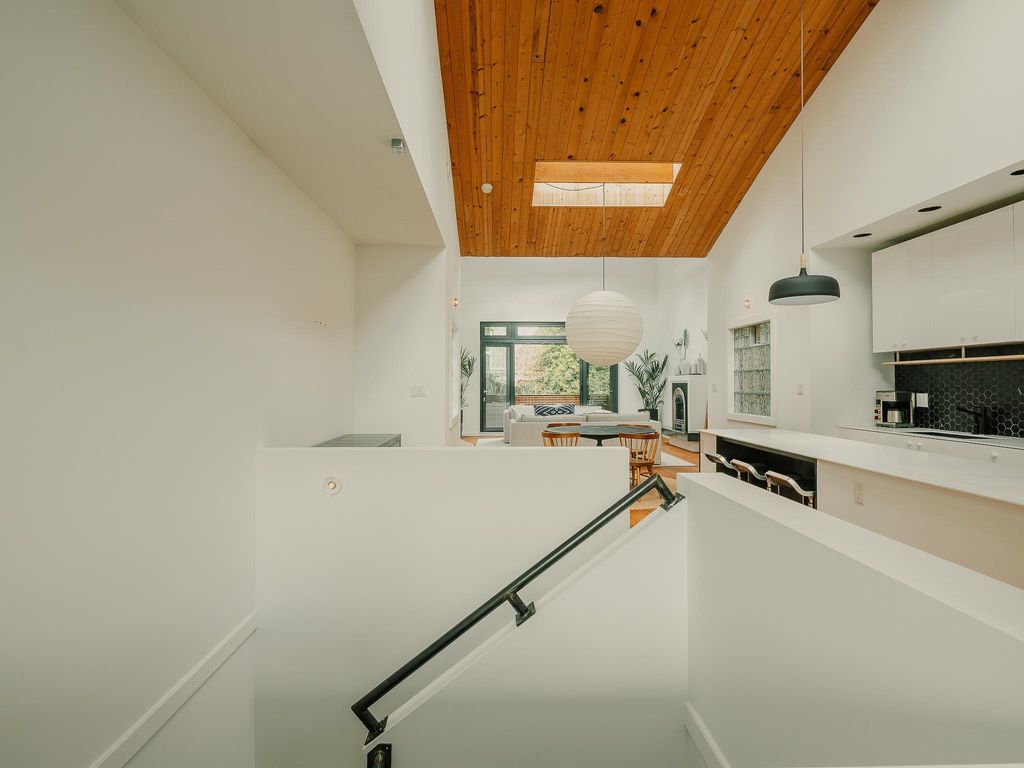 listing image 1105116679195930676