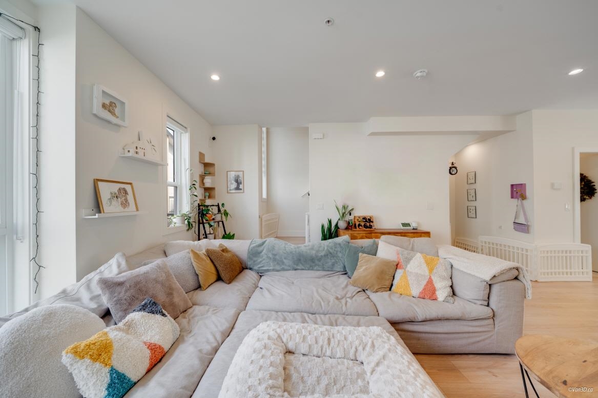 7670 207 Street 58
