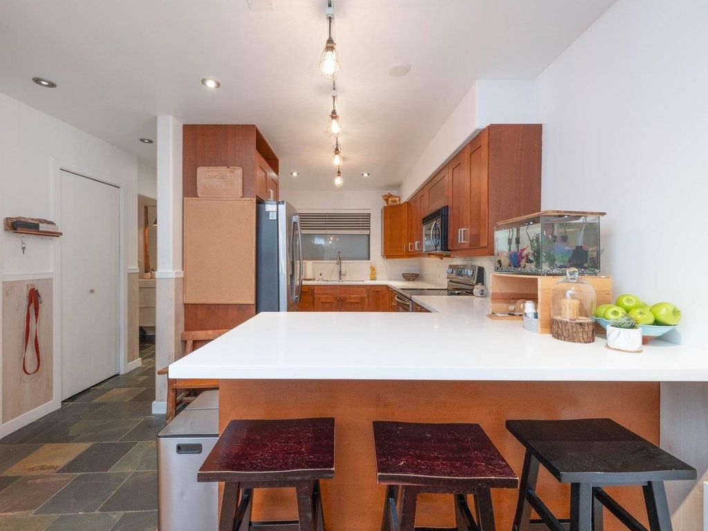 listing image 1102385027040161856