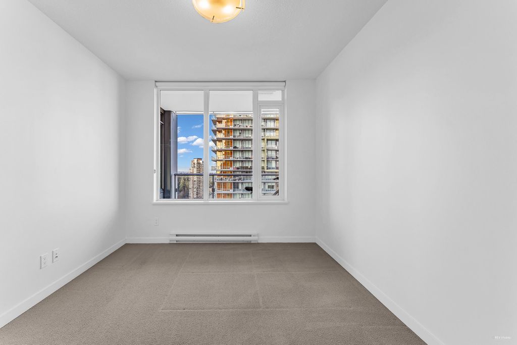 listing image 1101232681600048325