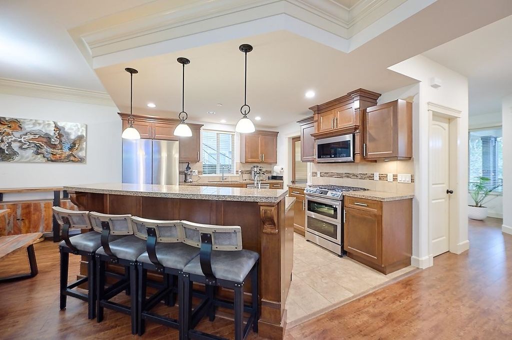 listing image 1108106084097852728