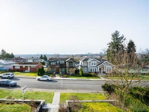 6347 Parkcrest Drive Burnaby BC V5B 2T1
