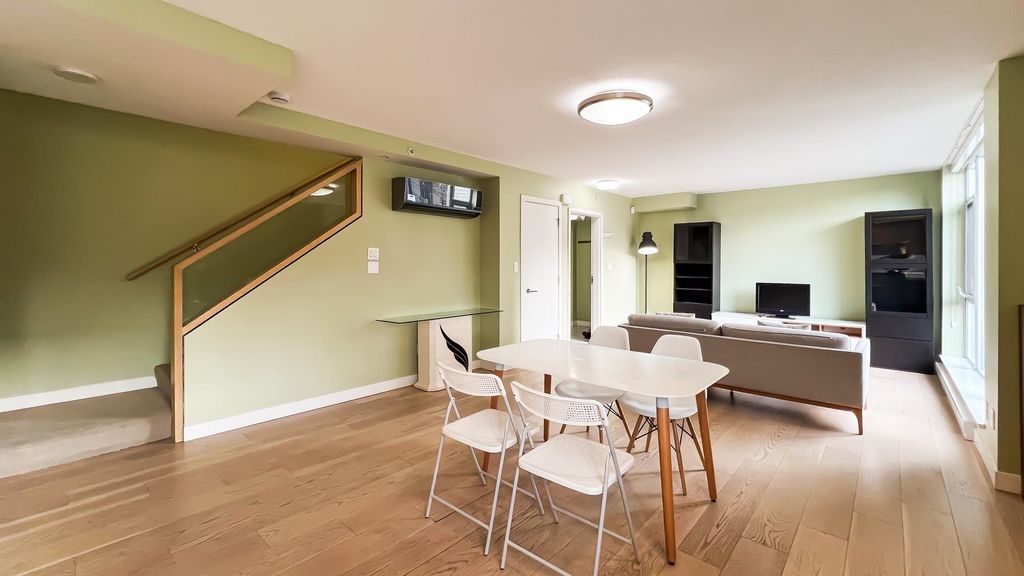 listing image 1104120796124843663