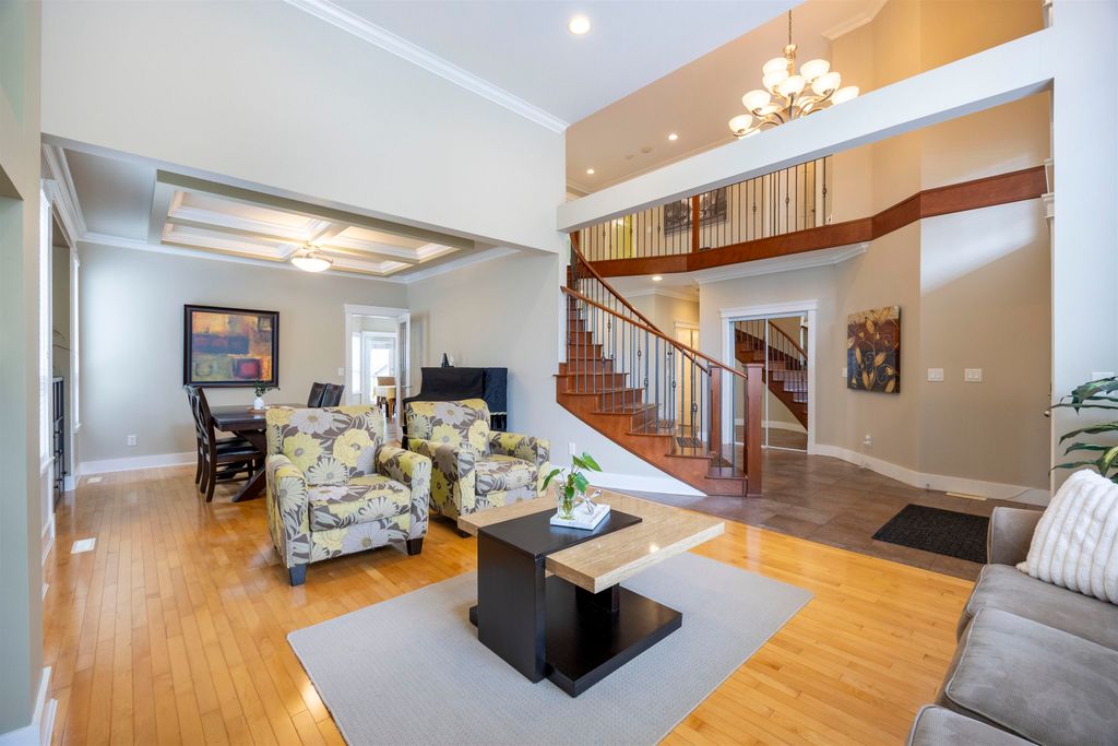 listing image 1101126093773381385