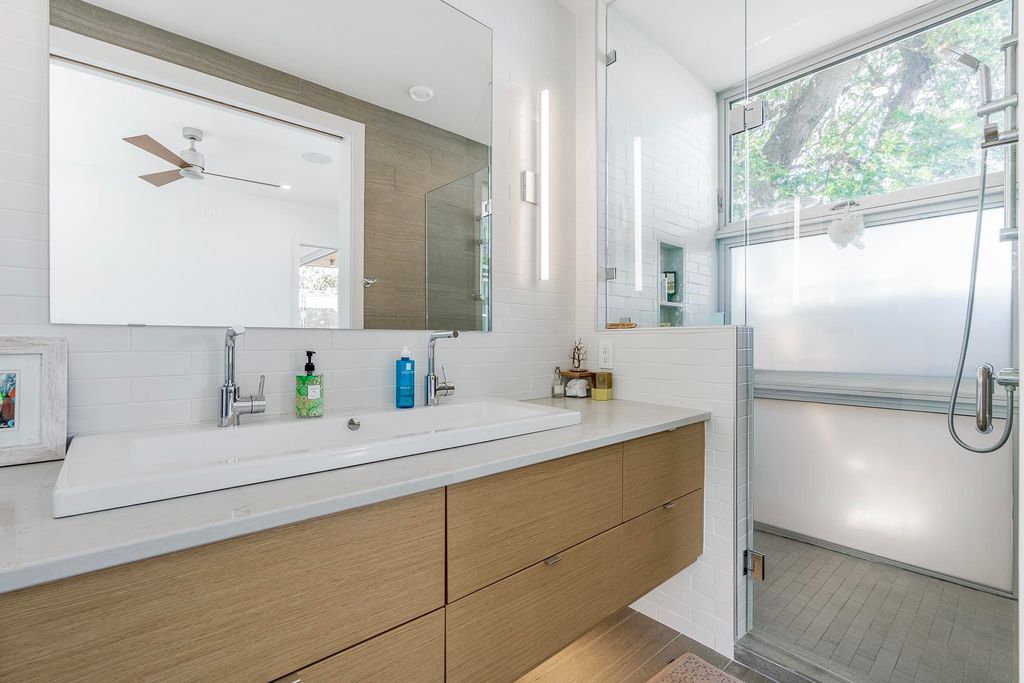 listing image 1102128358035182106