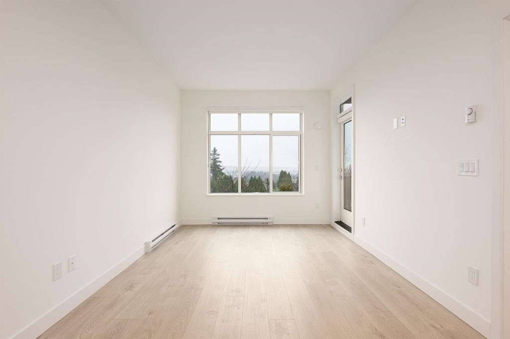listing image 1104665419381448707