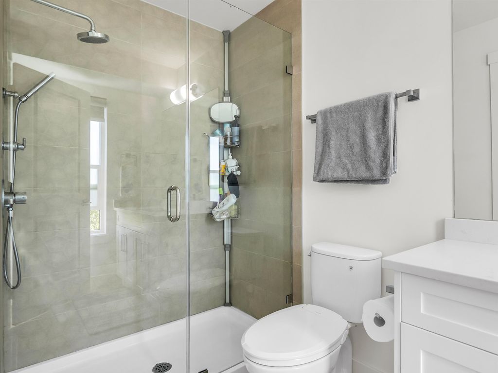 listing image 1104219898803393138