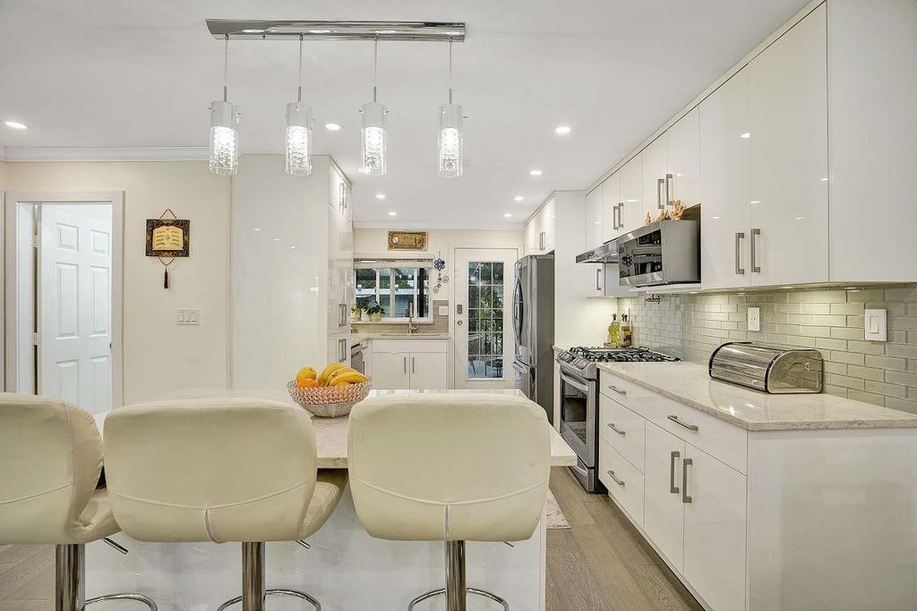 listing image 1100480498119881533