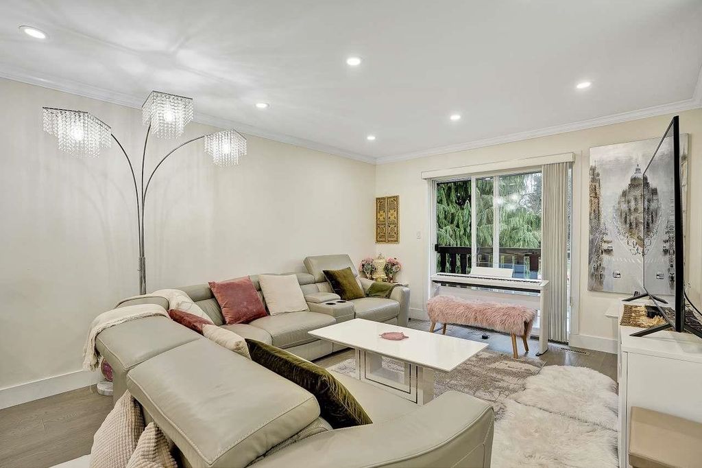 listing image 1104304467714937604