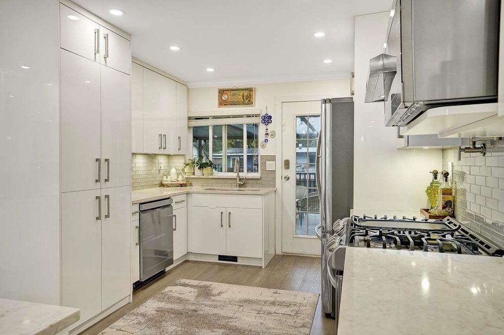 listing image 1104812665251350989
