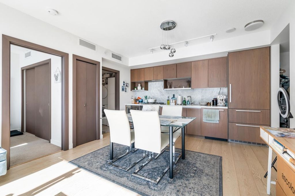listing image 1101817450133086720