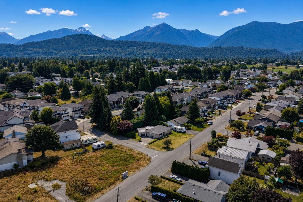 Photo of 7194 Rochester Avenue, Chilliwack, BC V2R 2P3 (MLS # R3148461)