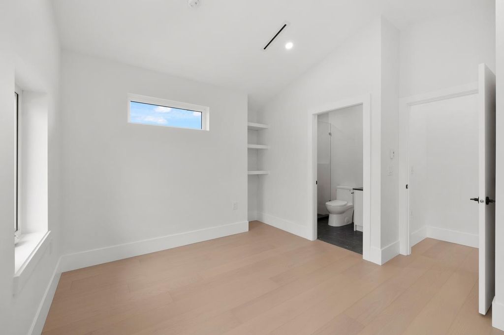 listing image 1104359809017181651