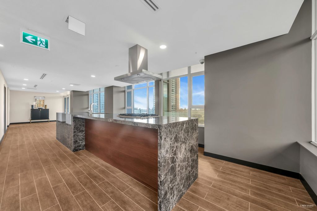 listing image 1107358348716756865