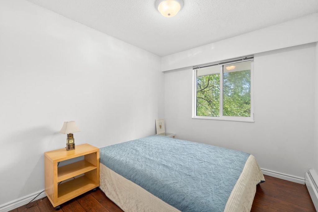 listing image 1103631463893439936
