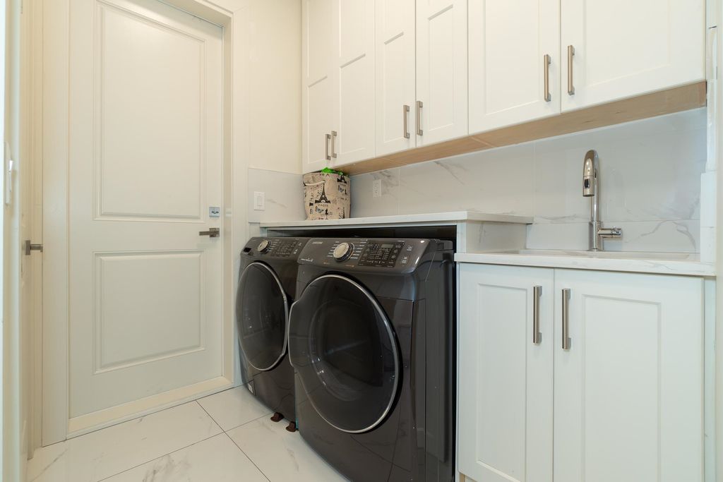 listing image 1100801044938818633