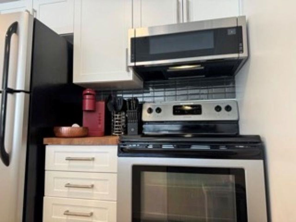 listing image 1105571222523383037