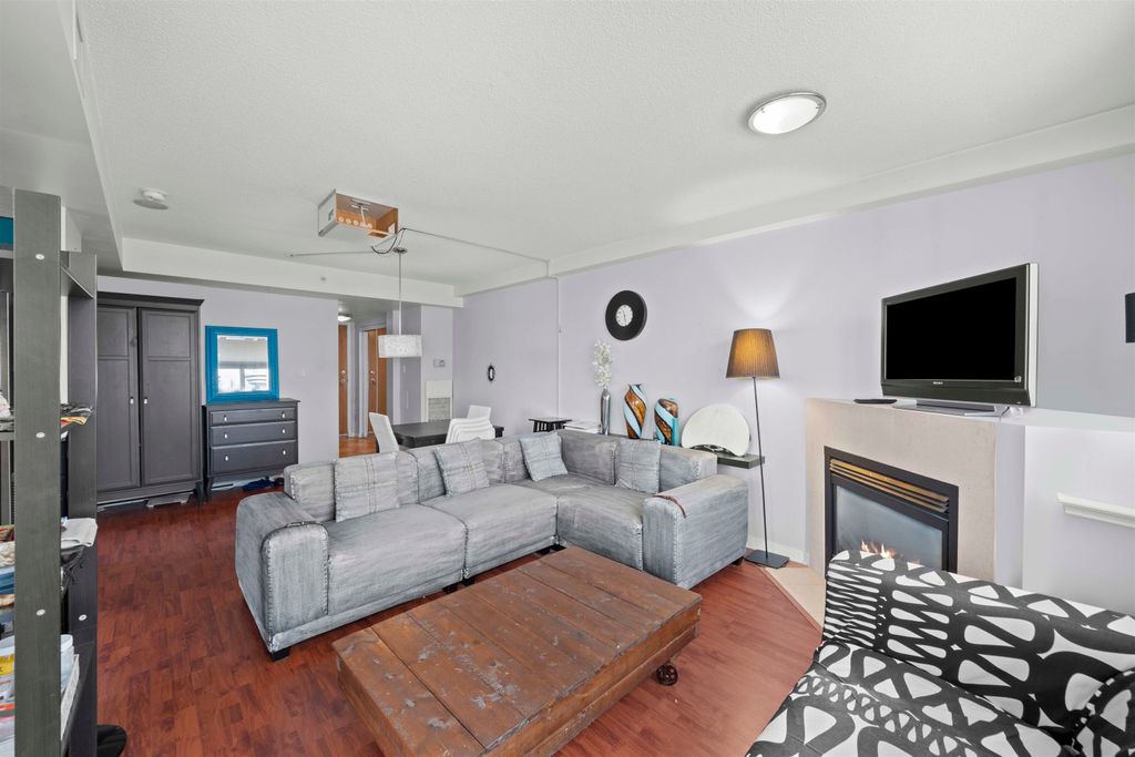 listing image 1106857751791561474