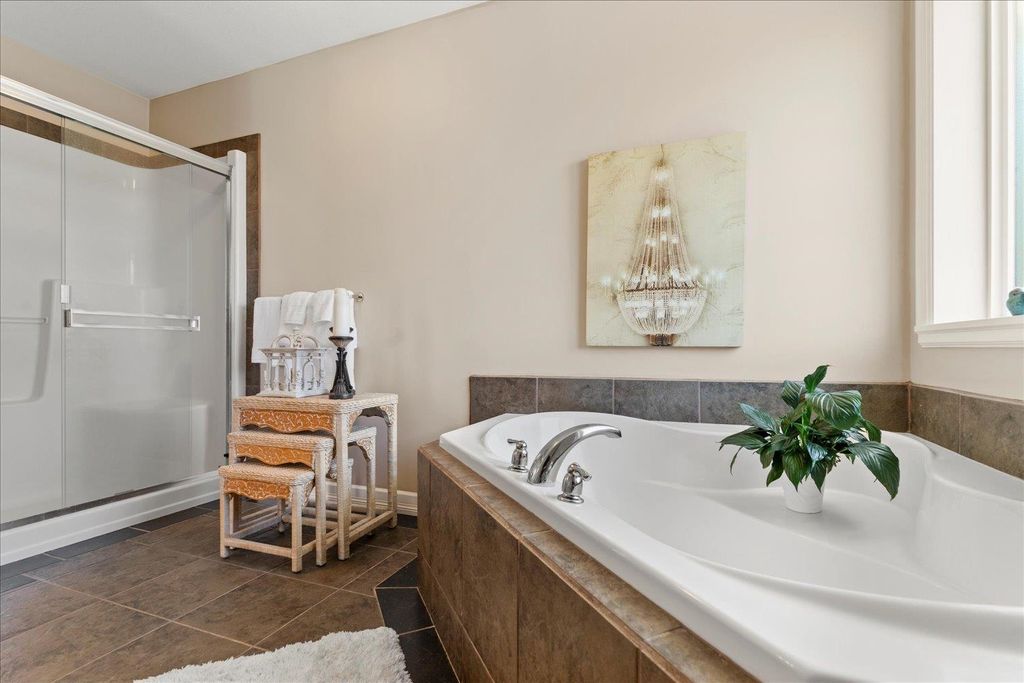 listing image 1105119524001503610
