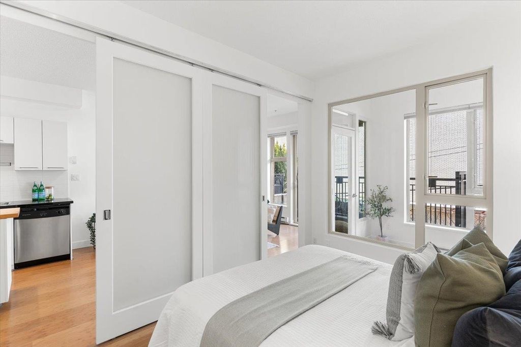 listing image 1102221017460020163