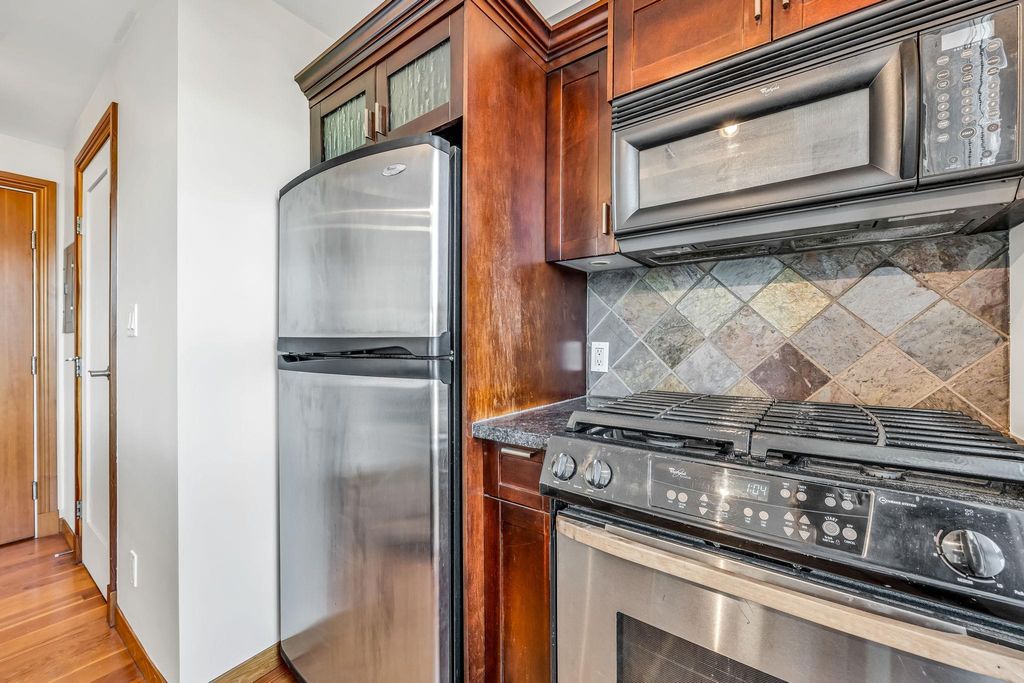 listing image 1103463274391769757