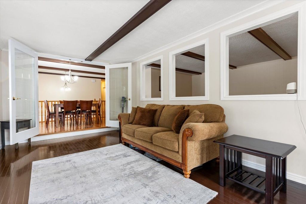 listing image 1100824621604752642
