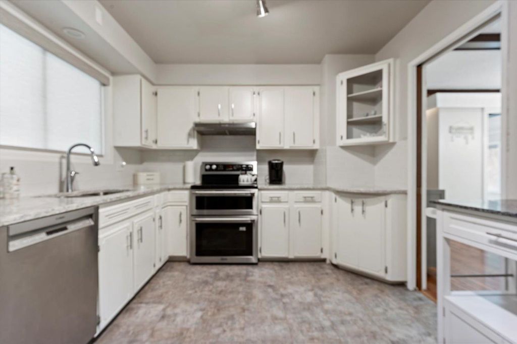 listing image 1109350409366997666
