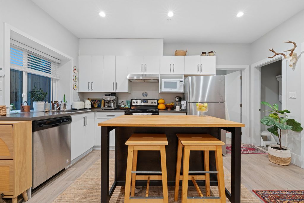 listing image 1101237212075399216