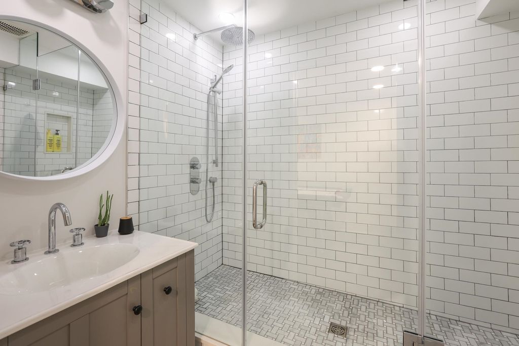 listing image 1102808559306819649