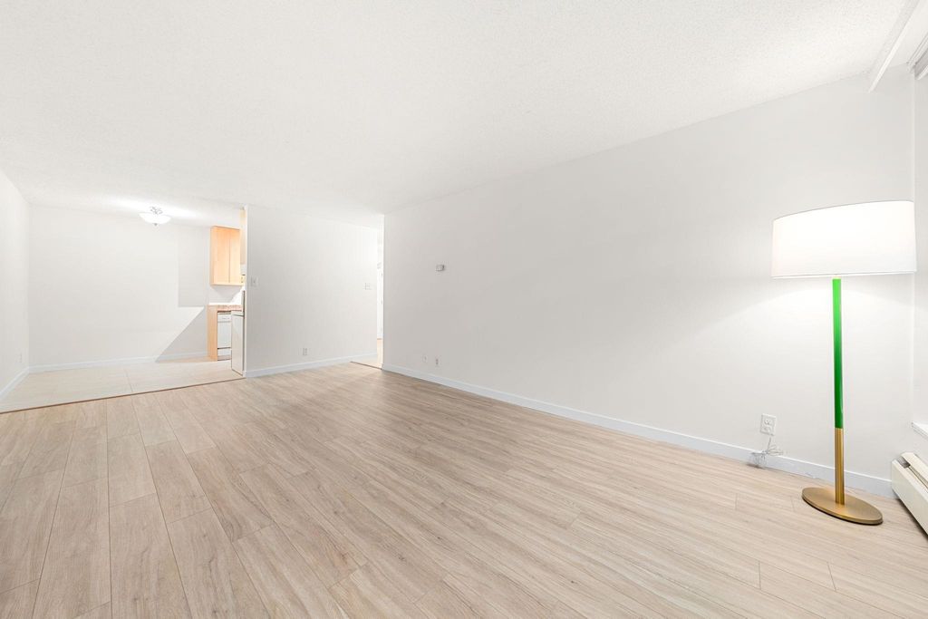 listing image 1109406938207612097