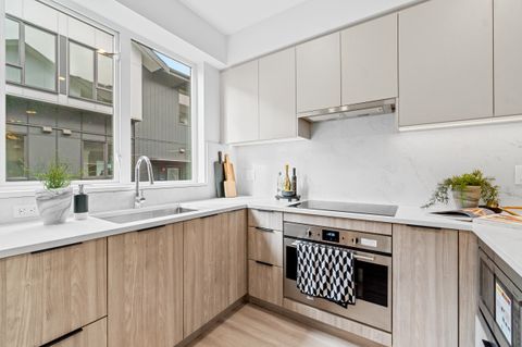 7161 17th Avenue 203 Burnaby BC V3N 0K1