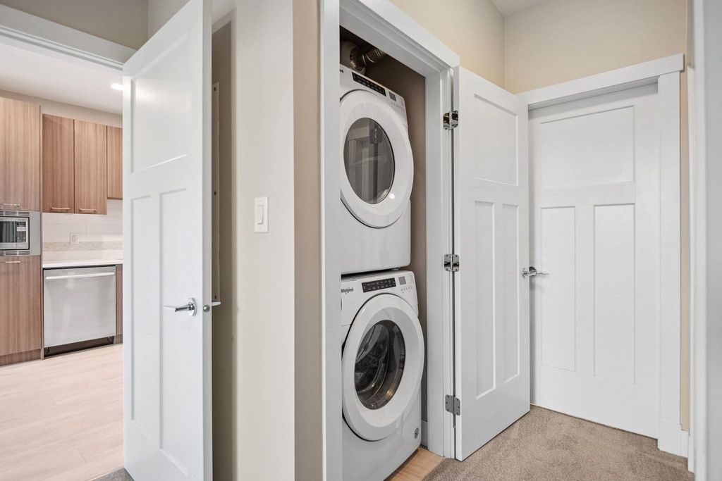listing image 1107436859213000904