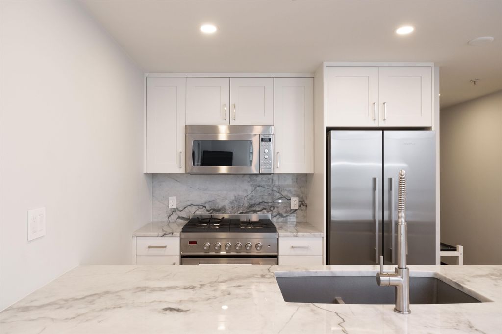 listing image 1104618389204416864