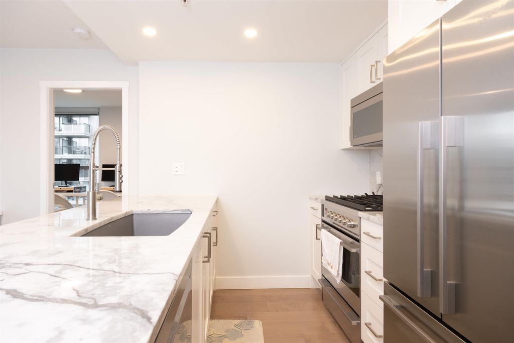 listing image 1104656799504575195