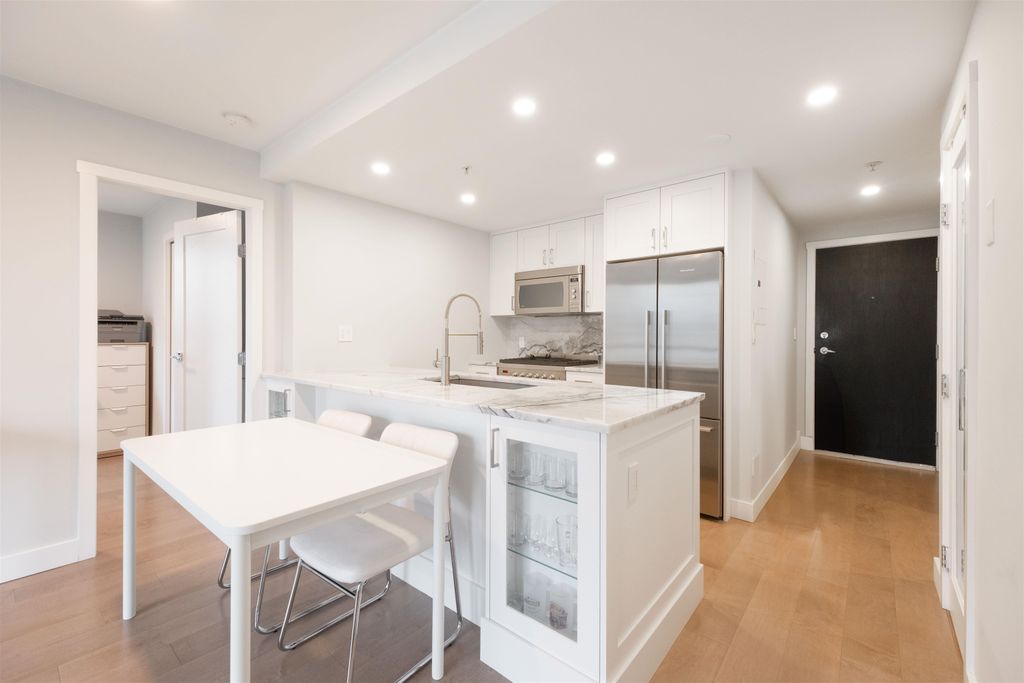 listing image 1102936505215676480