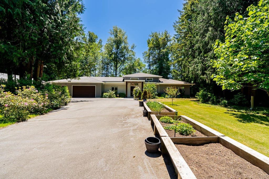 Photo of 21924 6 Avenue, Langley, BC V2Z 1R6 (MLS # R3133431)