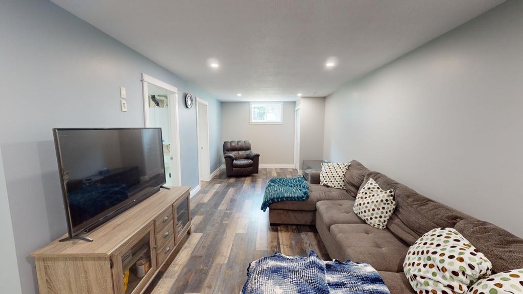 listing image 1109977418333556937