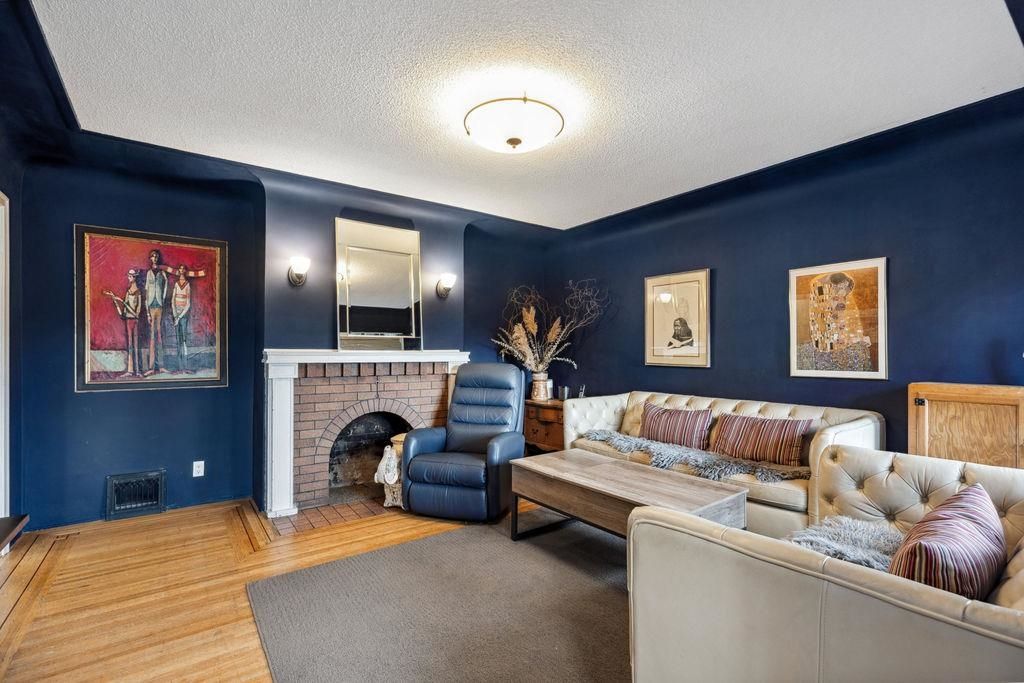 listing image 1102858932270782583