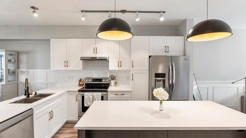 14905 60 Avenue 6 Surrey BC V3S 1R8