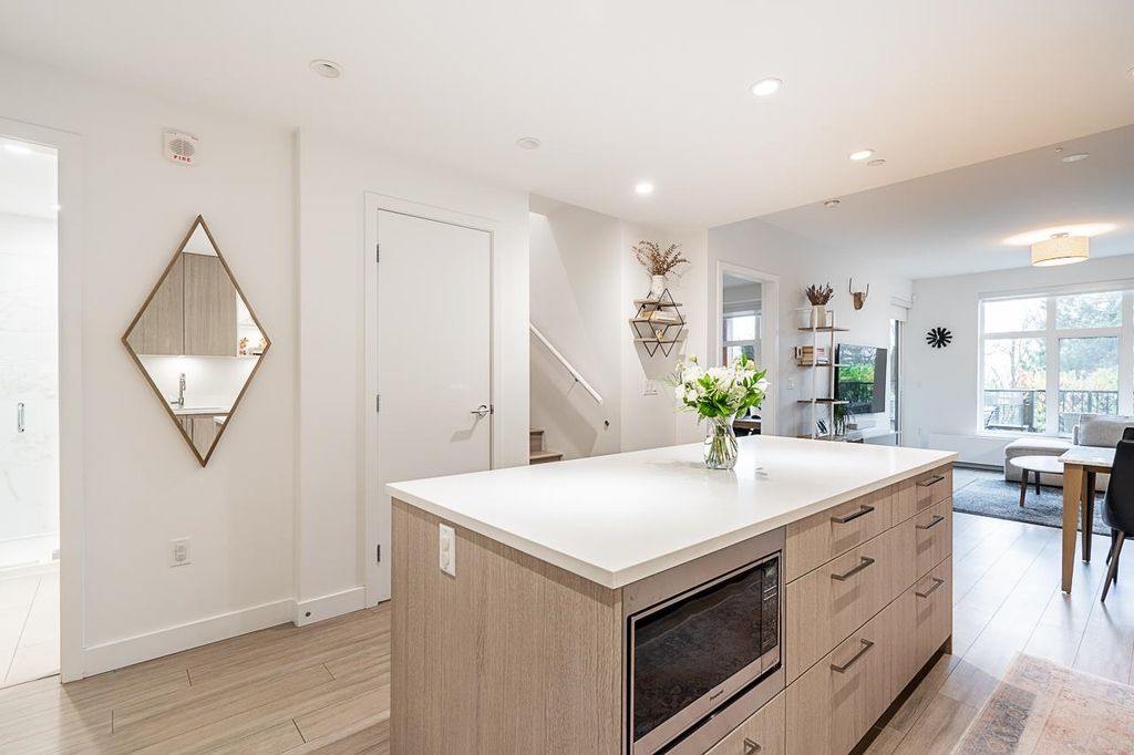 listing image 1105278786516578622