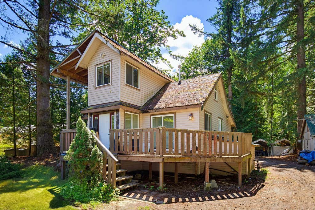 Photo of 26814 Dewdney Trunk Road, Maple Ridge, BC V2W 1N9 (MLS # R3153888)