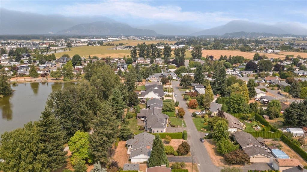 Photo of 6895 Centennial Drive, Chilliwack, BC V2R 1J7 (MLS # R3157255)