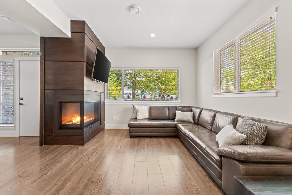 listing image 1103239519216633428