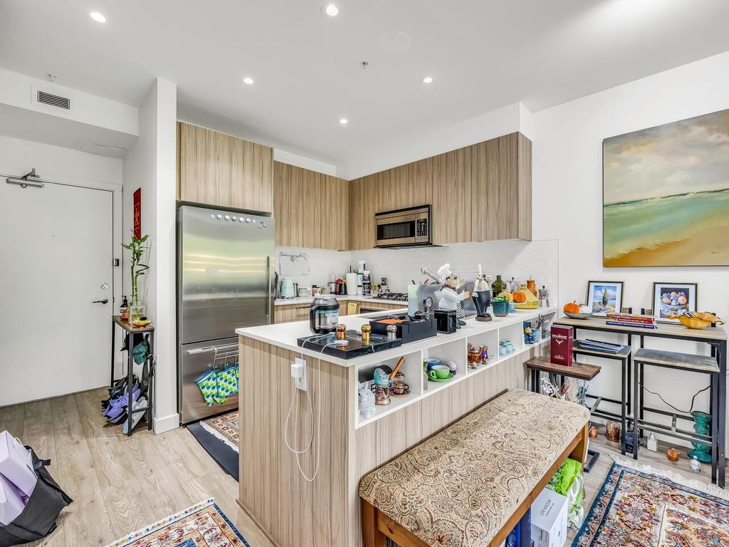 listing image 1106351057748992506