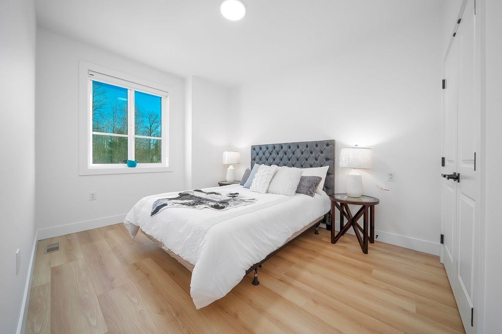 listing image 1102574944243386769